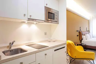 Una cocina o zona de cocina en Suites Viena Plaza de España
