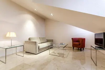 Una televisión o centro de entretenimiento en Exe Suites 33