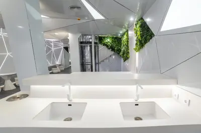 Un baño de Optimi Rooms Madrid