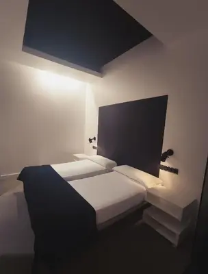 Una televisión o centro de entretenimiento en Hostal Santa Ana Colors