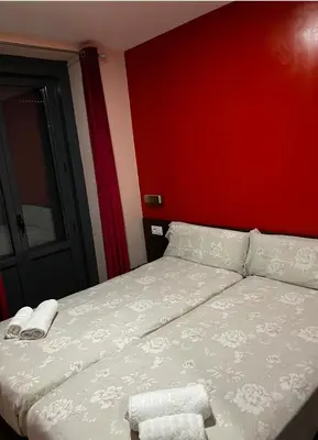 Cama o camas de una habitación en Hostal corazón de Madrid 3