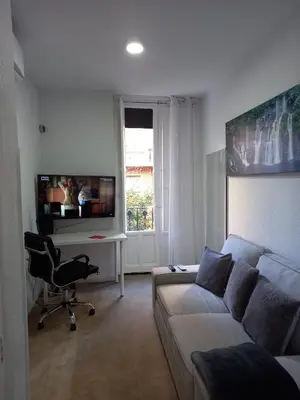 Una televisión o centro de entretenimiento en Habitación cerca centro de Madrid