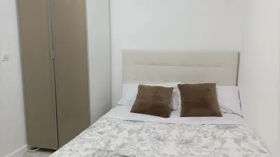 Cama o camas de una habitación en Habitación cerca centro de Madrid