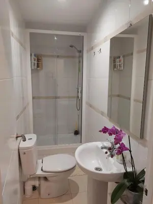 Un baño de Habitación cerca centro de Madrid