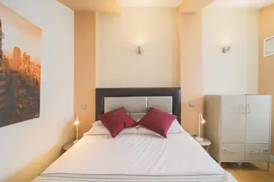 Cama o camas de una habitación en Housing Plaza Mayor by SharingCo