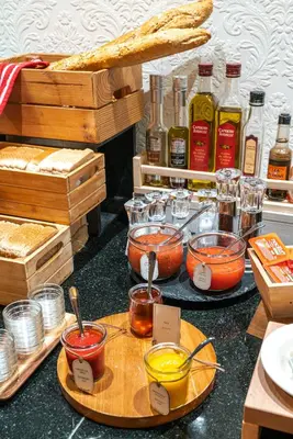 Comida en o cerca de este hotel