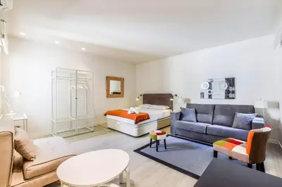 Zona de estar de loft reformado en goya ALQUILER TEMPORAL