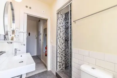 Un baño de loft reformado en goya ALQUILER TEMPORAL