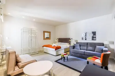 Zona de estar de loft reformado en goya ALQUILER TEMPORAL