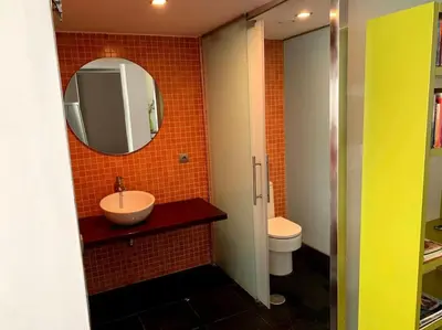 Un baño de Loft con terraza, parking y piscina en verano-sebcan