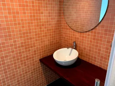 Un baño de Loft con terraza, parking y piscina en verano-sebcan