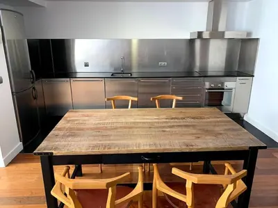 Una cocina o zona de cocina en Loft con terraza, parking y piscina en verano-sebcan