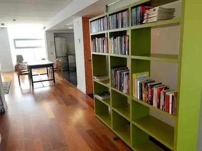 Biblioteca en el apartamento