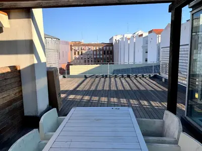 Un balcón o terraza de Loft con terraza, parking y piscina en verano-sebcan