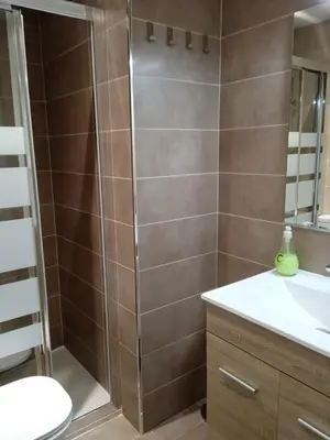 Un baño de Exterior con parking junto a Avda de América