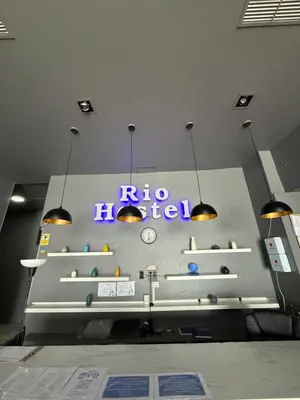 Certificado, premio, señal o documento que está expuesto en Rio Hostel