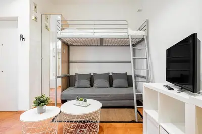 Una televisión o centro de entretenimiento en Agradable estudio 3 Personas / 2 camas en Gran Vía
