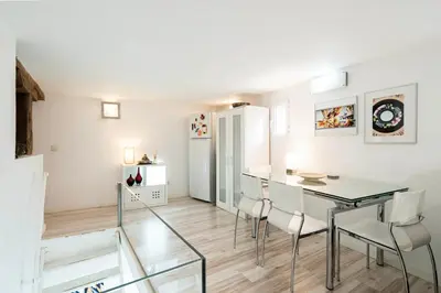Una cocina o zona de cocina en For You Rentals Teatro Real Plaza Apartment TEMPORAL Saint Martin Madrid TRU50