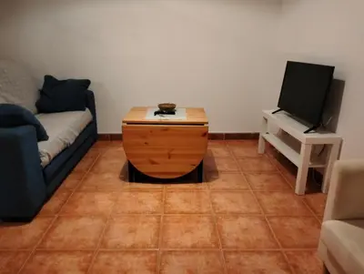 Una televisión o centro de entretenimiento en The clock