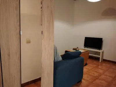 Una televisión o centro de entretenimiento en The clock