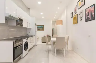 Una cocina o zona de cocina en Acogedor y Comodo apartamento Madrid A/C