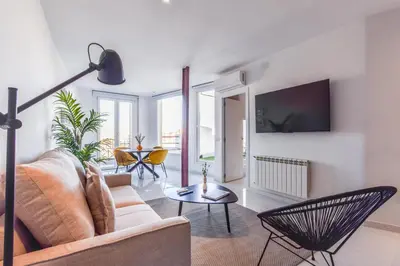 Una televisión o centro de entretenimiento en Apartamento Embajadores IX