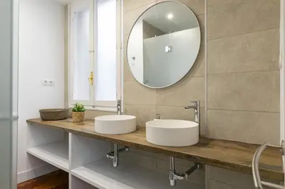 Un baño de Piso con vistas al Parque del Retiro