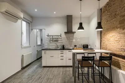 Una cocina o zona de cocina en Waou Gran Via II - Alquiler Corta Duración