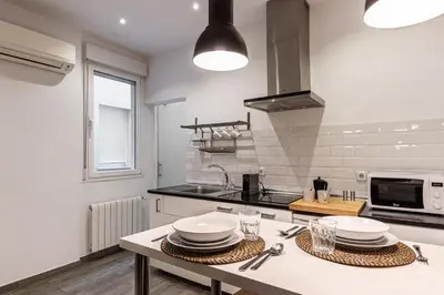 Una cocina o zona de cocina en Waou Gran Via II - Alquiler Corta Duración