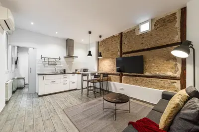 Una cocina o zona de cocina en Waou Gran Via II - Alquiler Corta Duración