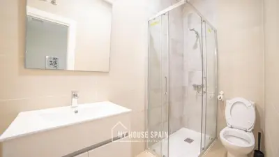 Un baño de MyHouseSpain - Acogedor piso con patio en Chamberi