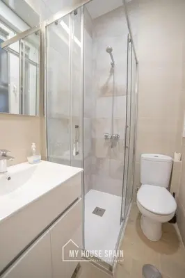 Un baño de MyHouseSpain - Acogedor piso con patio en Chamberi