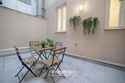 Un balcón o terraza de MyHouseSpain - Acogedor piso con patio en Chamberi