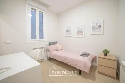 Cama o camas de una habitación en MyHouseSpain - Acogedor piso con patio en Chamberi