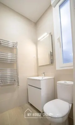 Un baño de MyHouseSpain - Acogedor piso con patio en Chamberi