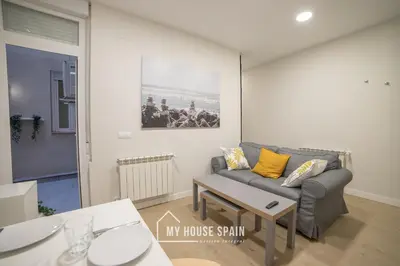 Zona de estar de MyHouseSpain - Acogedor piso con patio en Chamberi