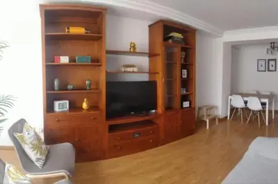 Una televisión o centro de entretenimiento en Apto 2 habitaciones, garaje gratis