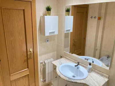 Un baño de Apto 2 habitaciones, garaje gratis