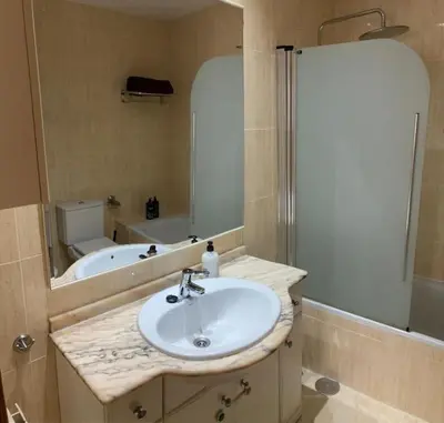 Un baño de Apto 2 habitaciones, garaje gratis