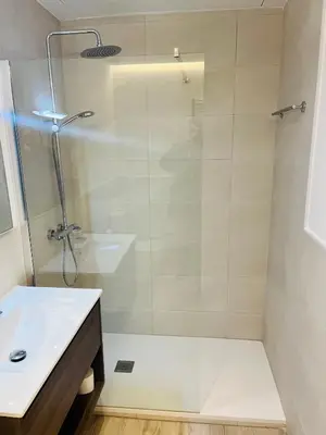 Un baño de PISOS NUEVOS MONCLOA ARGUELLES