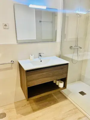 Un baño de PISOS NUEVOS MONCLOA ARGUELLES