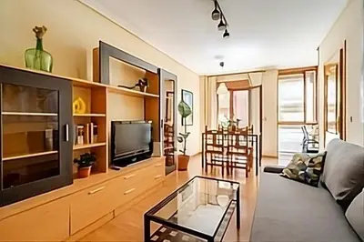 Una televisión o centro de entretenimiento en Bien situado y cómodo