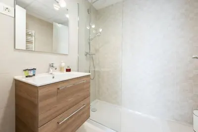 Un baño de Chamberi con Jardin C by RegalateMadrid
