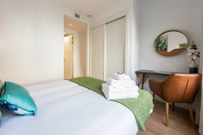 Cama o camas de una habitación en Chamberi con Jardin C by RegalateMadrid