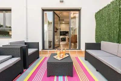 Zona de estar de Chamberi con Jardin C by RegalateMadrid