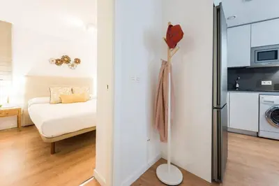 Cama o camas de una habitación en Chamberí con jardín A by RegalateMadrid