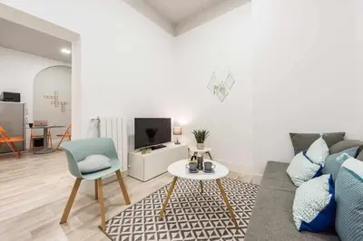 Una televisión o centro de entretenimiento en Calle Huertas Galería by RegalateMadrid