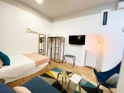 Una televisión o centro de entretenimiento en Calle Huertas Acogedor by RegalateMadrid