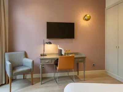 Una televisión o centro de entretenimiento en Regente Hotel