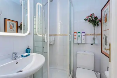 Un baño de Royal Palace by SkyKey - Tarifas mensuales!